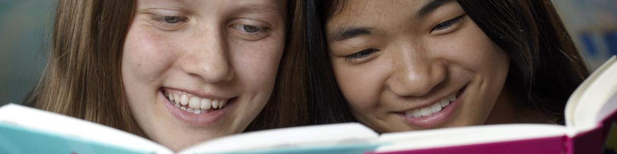 to piger læser sammen