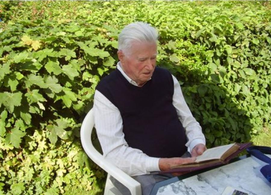 ældre mand med bog