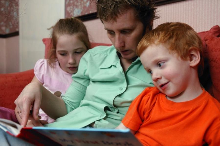 Billede af en familie der læser sammen
