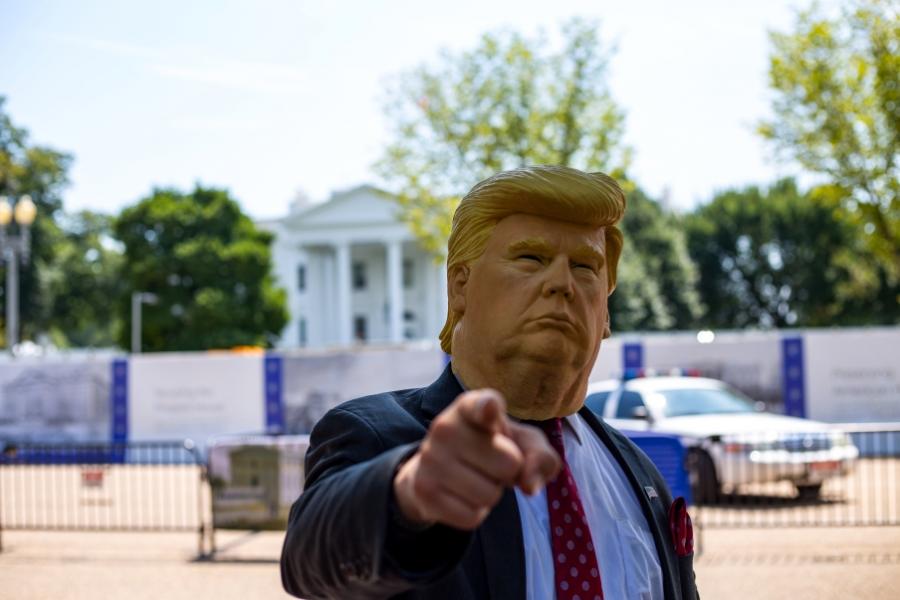 Mand med Donald Trump-maske