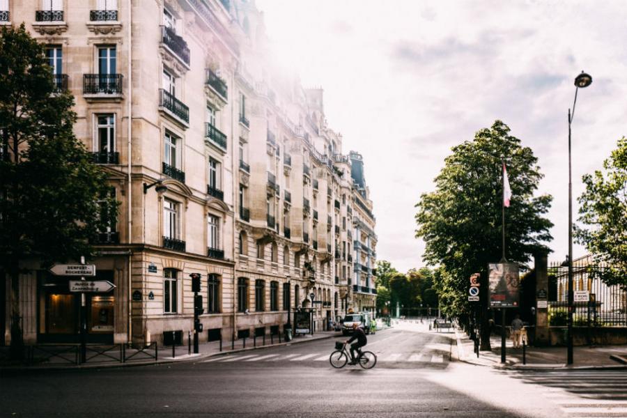 Bystemning, paris, mand cykler 