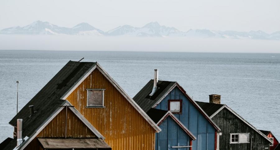 Grønlandske huse og bjerge