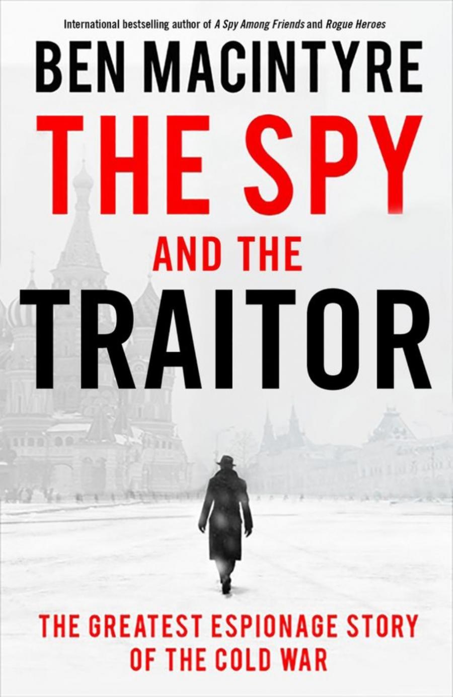 bogforside med titlen The spy and the traitor, billede af den rødeplads og en mand i trenchcoat