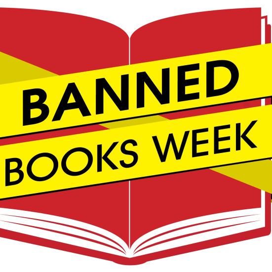 Bog med bånd rundt om med teksten "Banned Books Week"