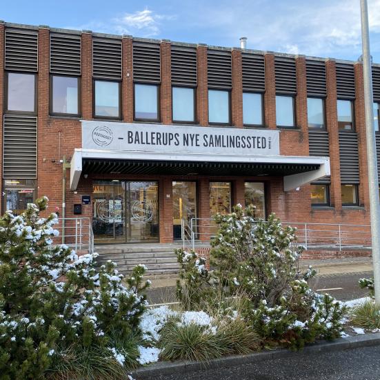 På Posthuset er plads under loftet til både foredrag og brætspil